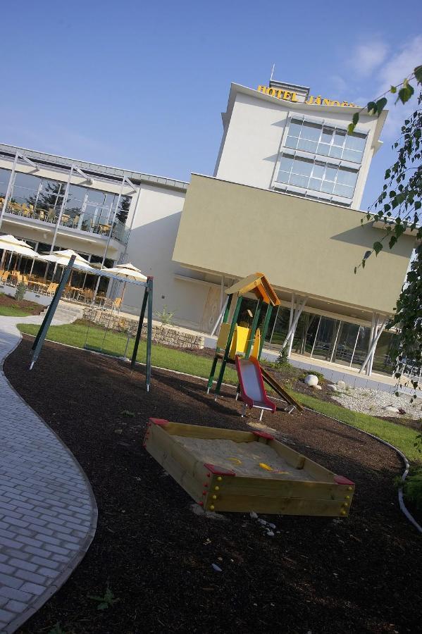 Hotel Janosik Липтовски-Микулаш Экстерьер фото